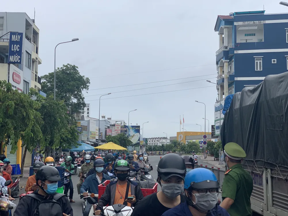 Nhiều chốt kiểm tra di biến động dân cư ở TPHCM ùn ứ ảnh 3