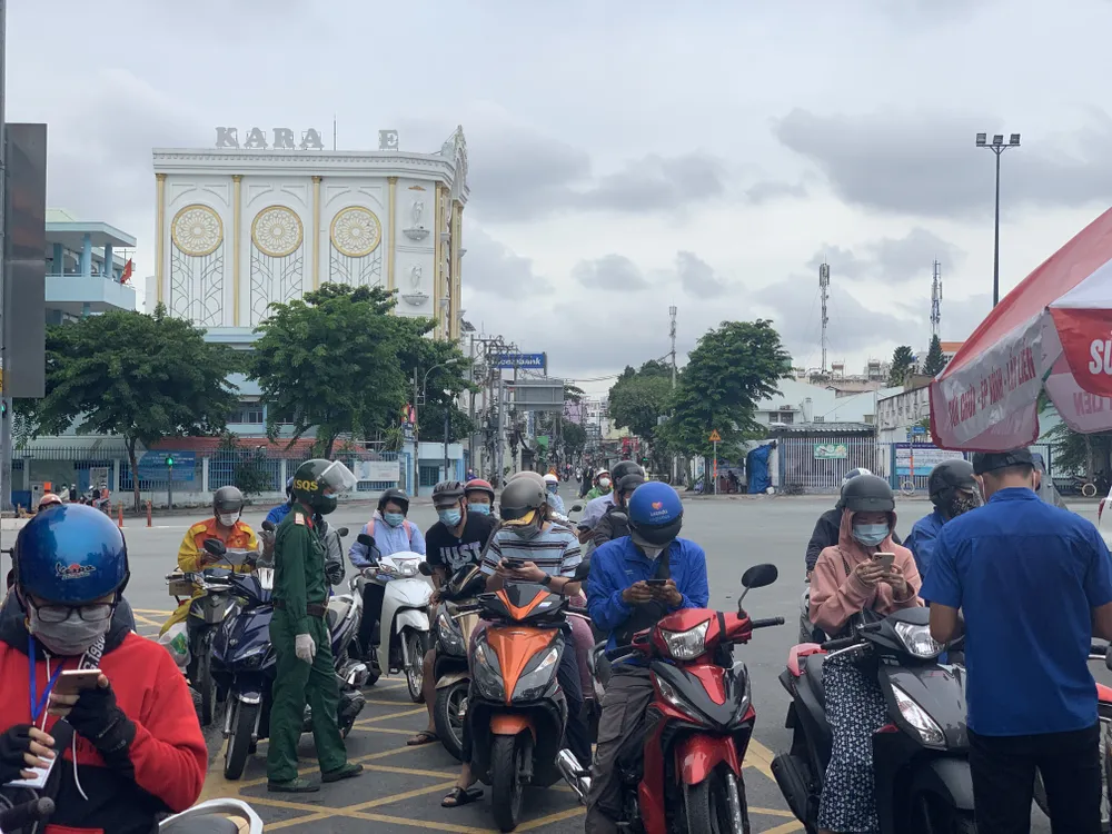 Nhiều chốt kiểm tra di biến động dân cư ở TPHCM ùn ứ ảnh 5
