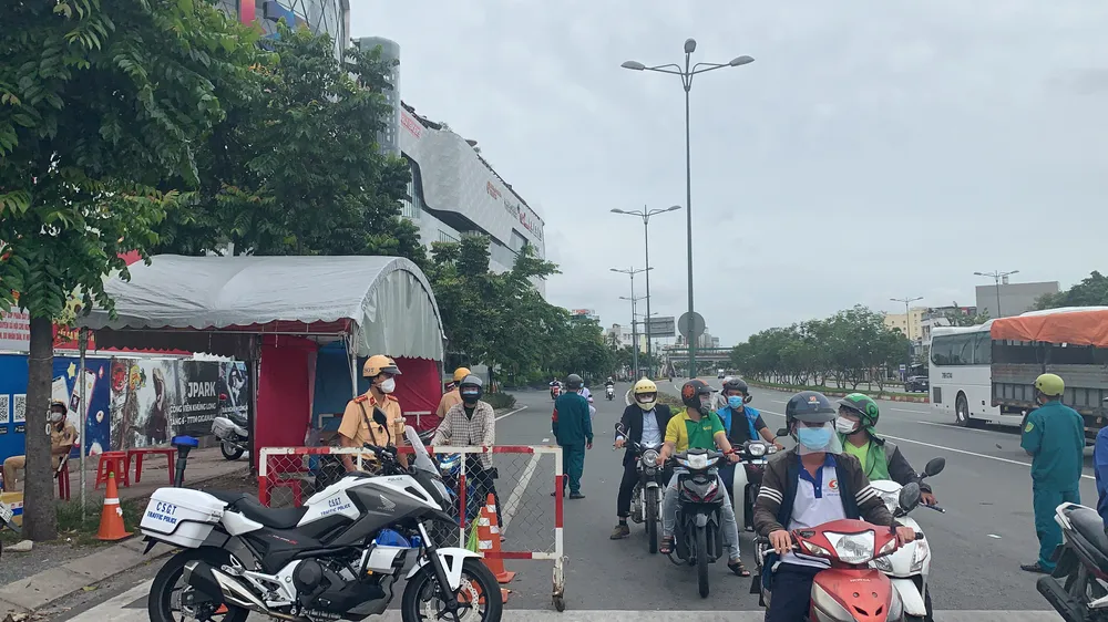 Nhiều chốt kiểm tra di biến động dân cư ở TPHCM ùn ứ ảnh 7
