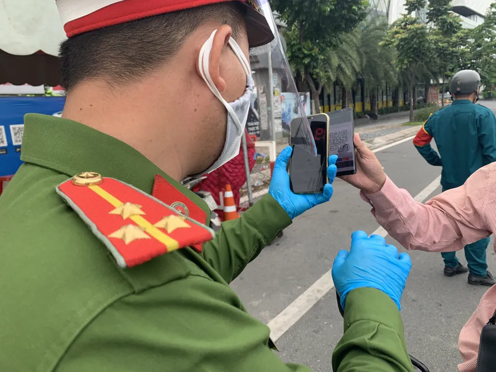 Nhiều chốt kiểm tra di biến động dân cư ở TPHCM ùn ứ ảnh 8