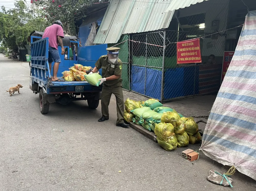 Anh công an bán chính quy luôn bên dân trong những ngày giãn cách xã hội ảnh 2