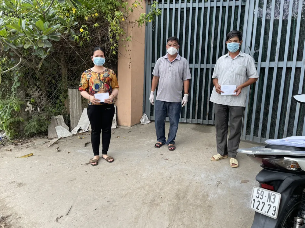 Anh công an bán chính quy luôn bên dân trong những ngày giãn cách xã hội ảnh 1