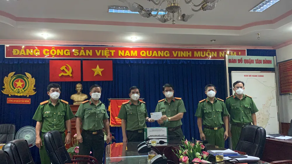 Lãnh đạo Công an TPHCM thăm hỏi, động viên Công an quận 3, quận Tân Bình ảnh 5