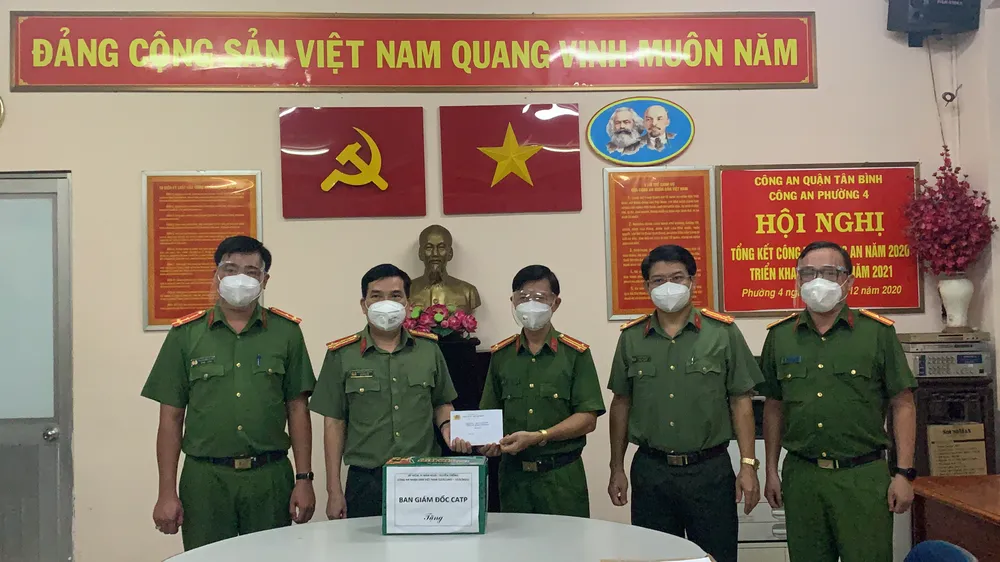 Lãnh đạo Công an TPHCM thăm hỏi, động viên Công an quận 3, quận Tân Bình ảnh 6