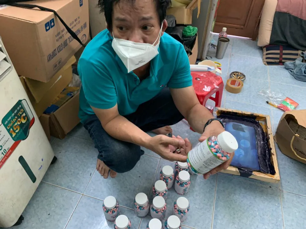 Triệt phá đường dây sản xuất, buôn bán thuốc điều trị Covid-19 giả ở TPHCM ảnh 9
