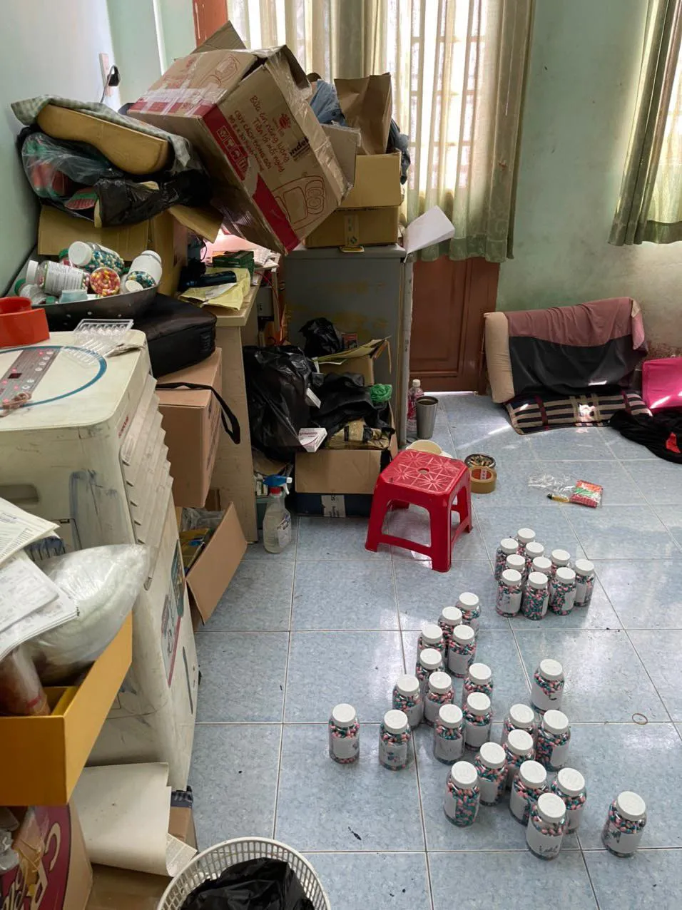 Triệt phá đường dây sản xuất, buôn bán thuốc điều trị Covid-19 giả ở TPHCM ảnh 4