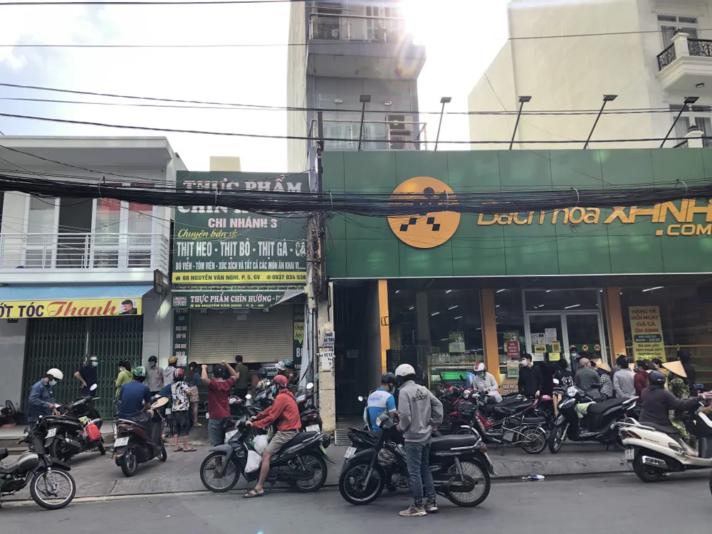 TPHCM: Đông người ra đường đi chợ, mua thuốc ảnh 10