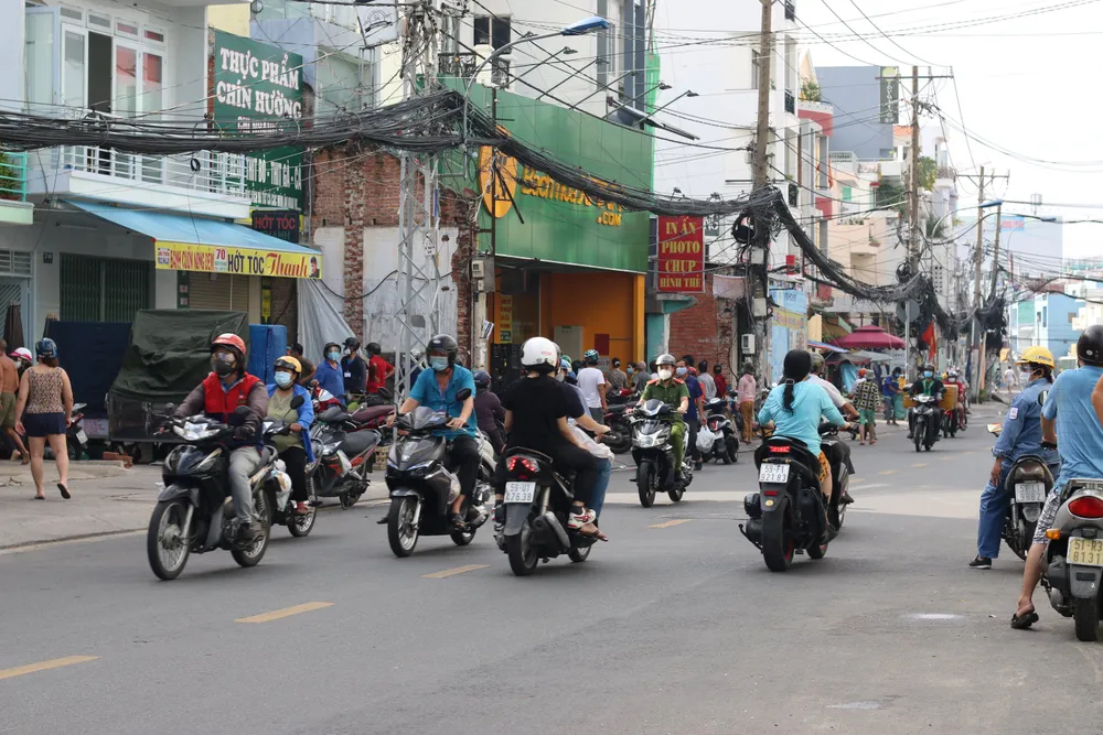 TPHCM: Đông người ra đường đi chợ, mua thuốc ảnh 11