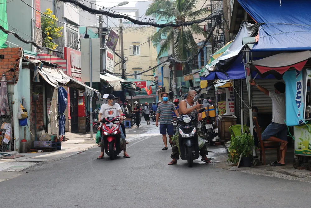 TPHCM: Đông người ra đường đi chợ, mua thuốc ảnh 5