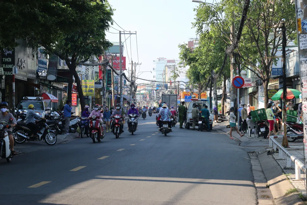 TPHCM: Đông người ra đường đi chợ, mua thuốc ảnh 6