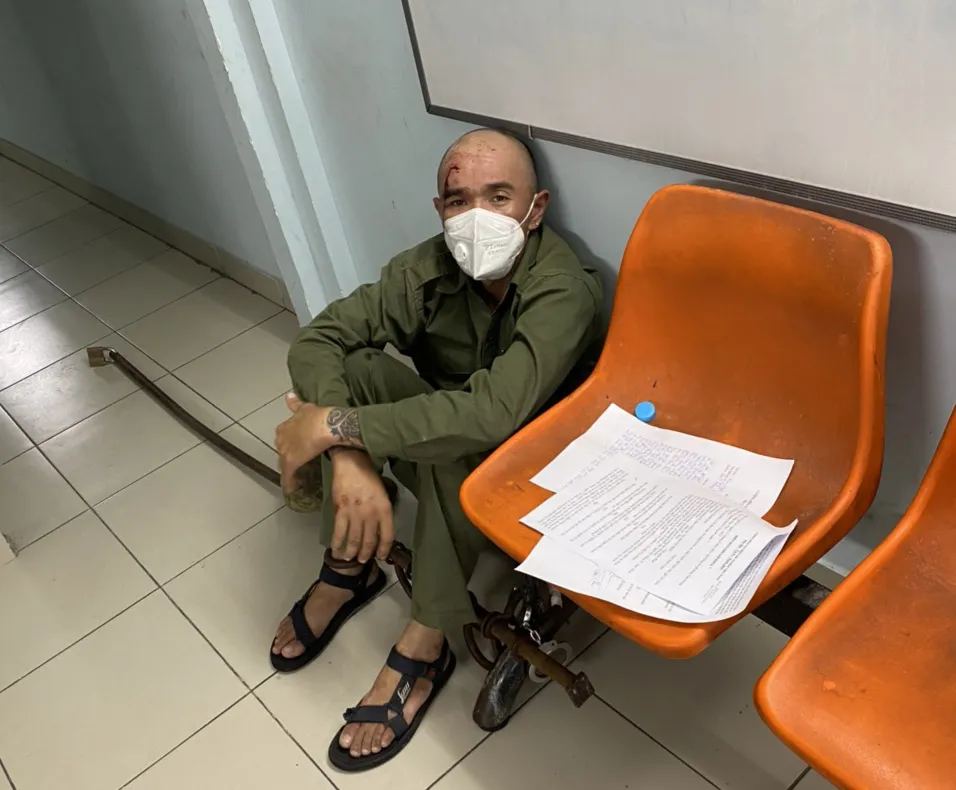 Truy đuổi người đàn ông vượt chốt kiểm soát, một CSCĐ bị tông trọng thương ảnh 1