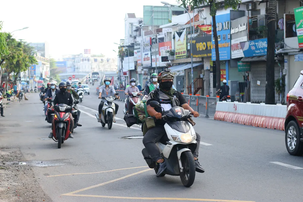 TPHCM: Đông người ra đường đi chợ, mua thuốc ảnh 3