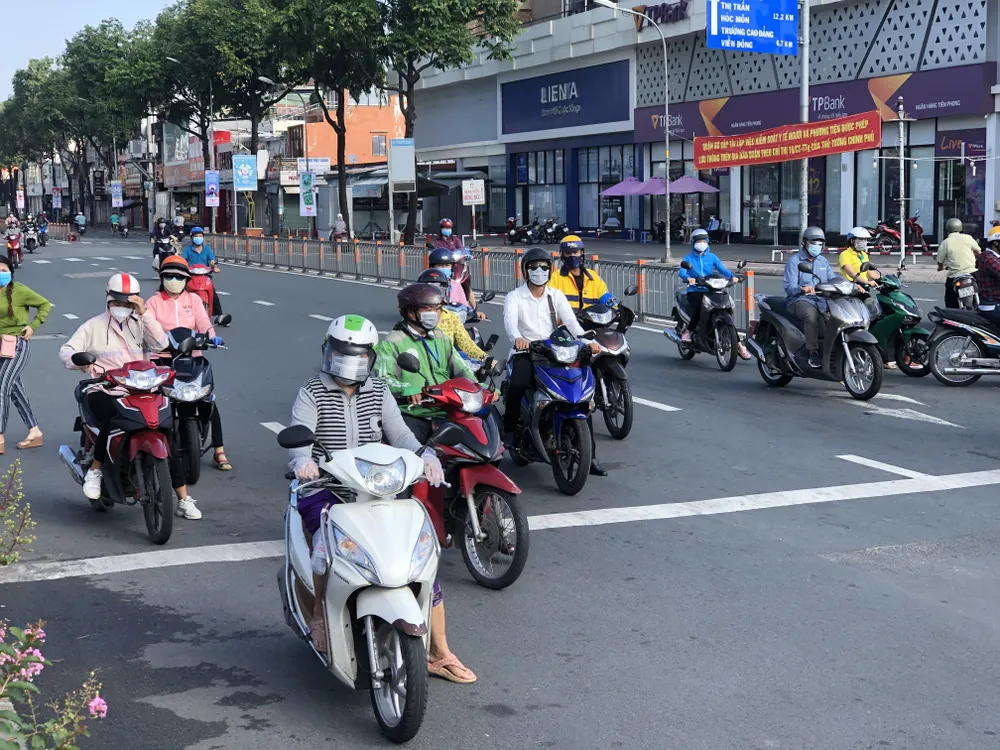 TPHCM: Đông người ra đường đi chợ, mua thuốc ảnh 1