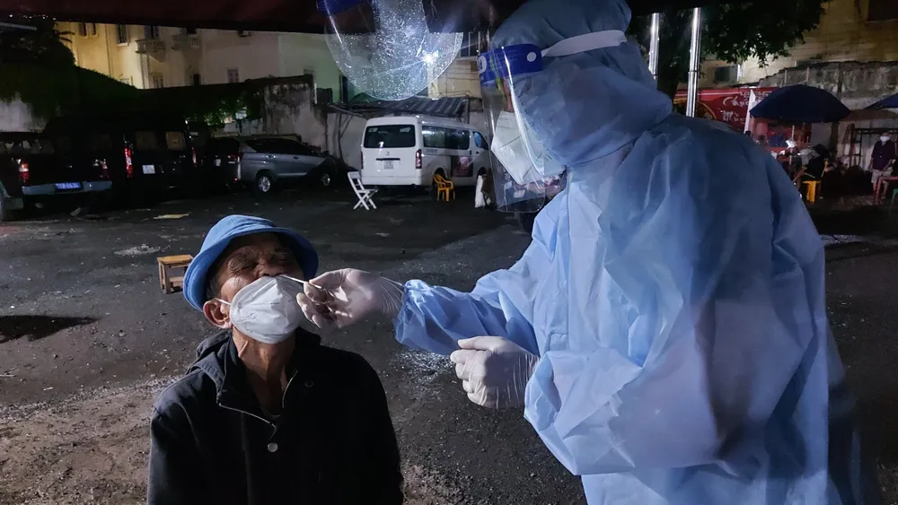 Công an quận 3 phát hiện và đưa nhiều người lang thang, ăn xin đi xét nghiệm Covid-19 ảnh 6