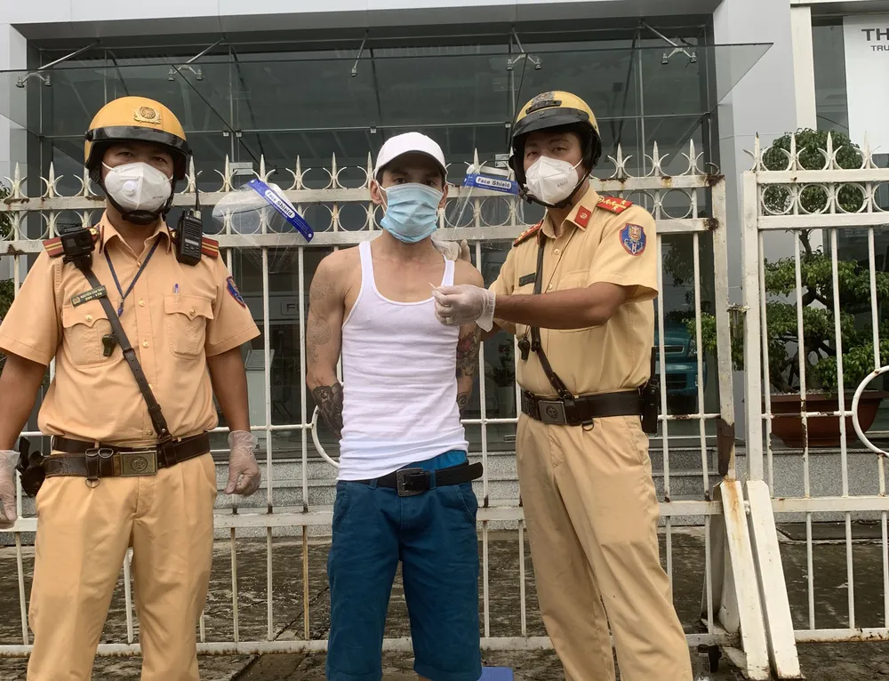 Thanh niên tàng trữ 2 túi ni lông nghi chứa ma túy đá định thông chốt kiểm soát  ảnh 1