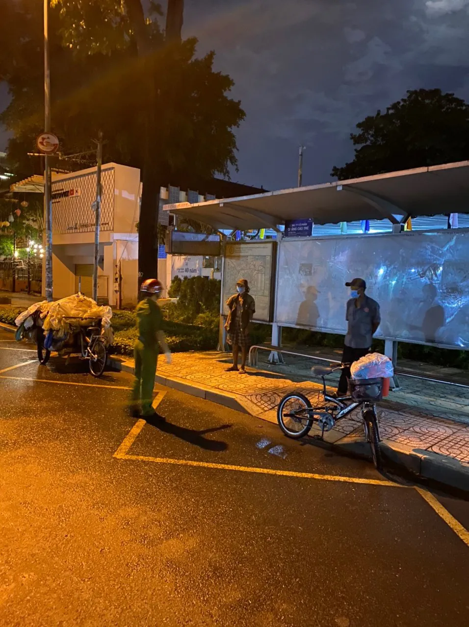 Công an quận 3 phát hiện và đưa nhiều người lang thang, ăn xin đi xét nghiệm Covid-19 ảnh 4