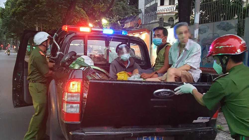 Công an quận 3 phát hiện và đưa nhiều người lang thang, ăn xin đi xét nghiệm Covid-19 ảnh 1