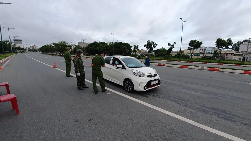 Ngày đầu dùng giấy đi đường mới: Giấy cũ vẫn được "du di" ảnh 4