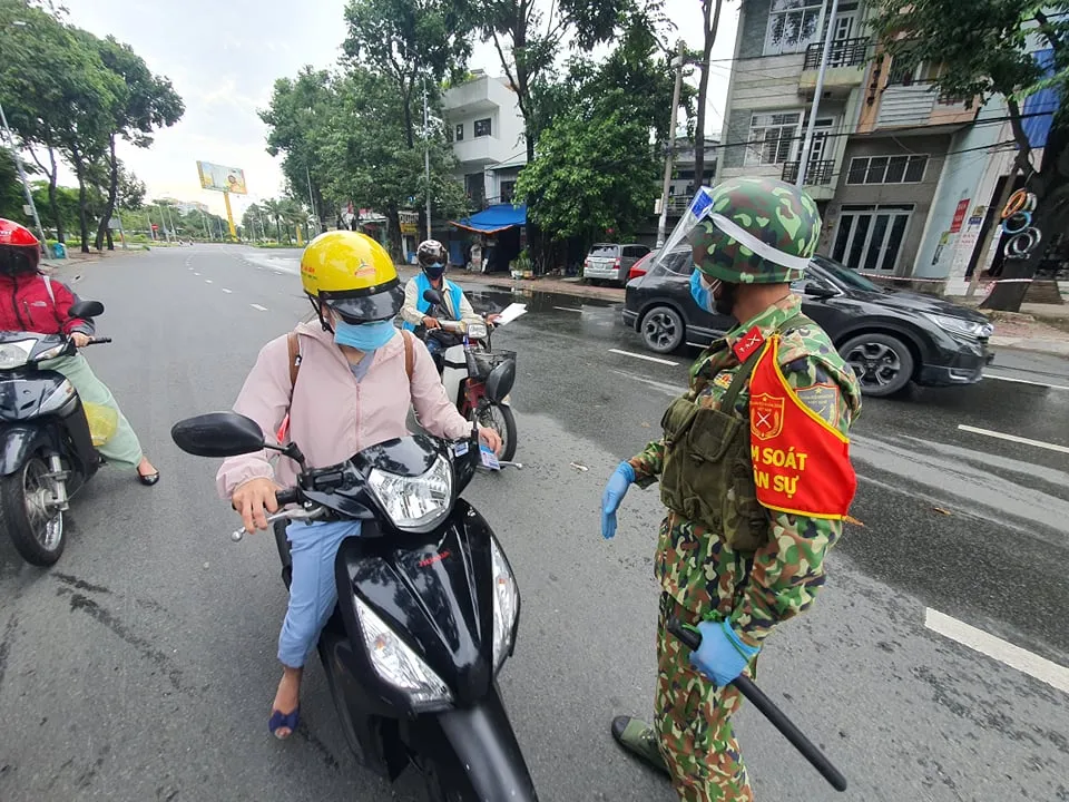 Ngày đầu dùng giấy đi đường mới: Giấy cũ vẫn được "du di" ảnh 1