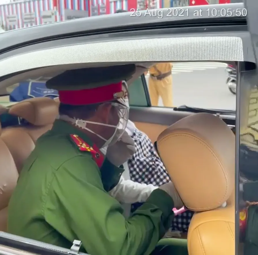 Công an TPHCM hỗ trợ đưa thai phụ 37 tuần bị tai nạn tới bệnh viện kịp thời ảnh 4