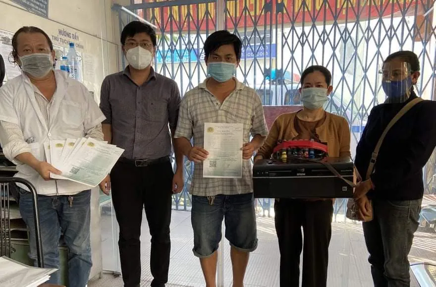 Phát hiện nhóm người làm giả giấy đi đường mới ở TPHCM ảnh 1