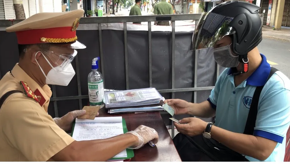 Phát hiện nhóm người làm giả giấy đi đường mới ở TPHCM ảnh 3