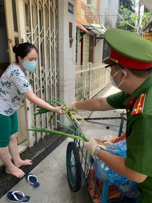 Hình ảnh đẹp của lực lượng Công an TPHCM giúp trẻ em, sản phụ… giữa mùa dịch Covid-19 ảnh 7
