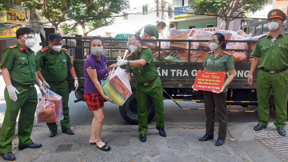 Hình ảnh đẹp của lực lượng Công an TPHCM giúp trẻ em, sản phụ… giữa mùa dịch Covid-19 ảnh 5