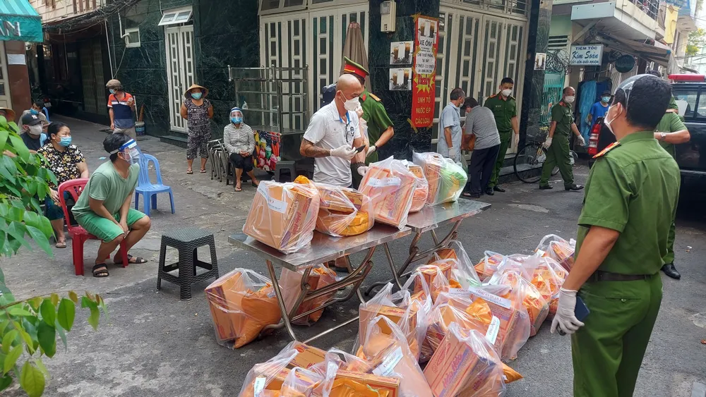 Hình ảnh đẹp của lực lượng Công an TPHCM giúp trẻ em, sản phụ… giữa mùa dịch Covid-19 ảnh 8