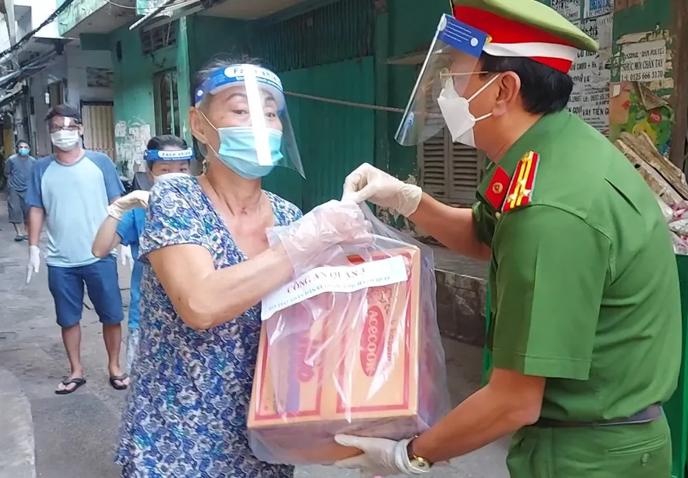 Hình ảnh đẹp của lực lượng Công an TPHCM giúp trẻ em, sản phụ… giữa mùa dịch Covid-19 ảnh 6