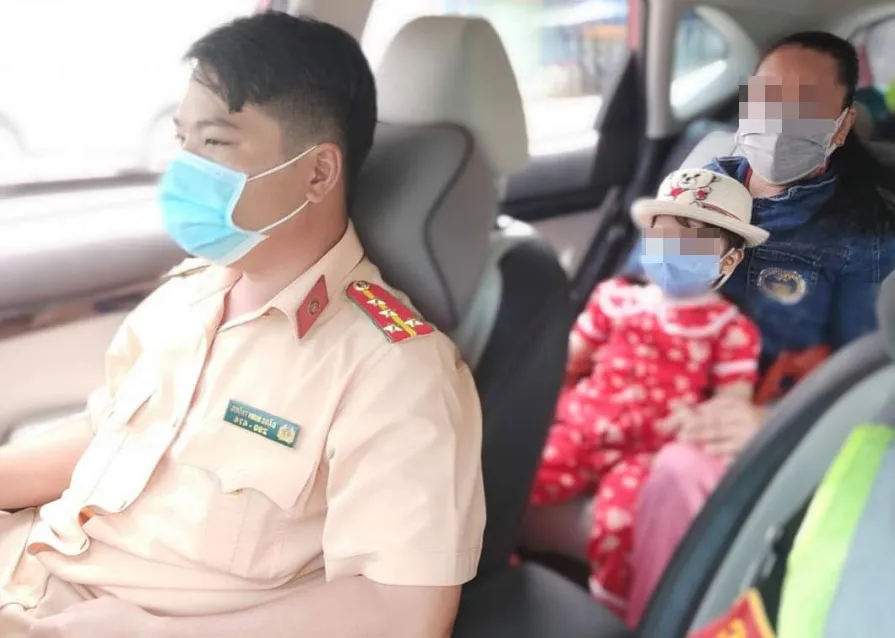 Hình ảnh đẹp của lực lượng Công an TPHCM giúp trẻ em, sản phụ… giữa mùa dịch Covid-19 ảnh 2
