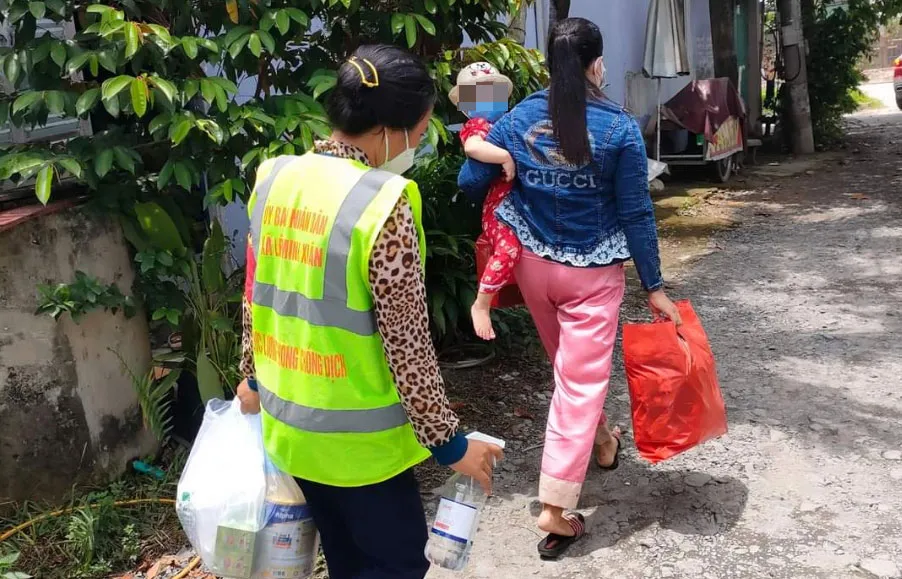 Hình ảnh đẹp của lực lượng Công an TPHCM giúp trẻ em, sản phụ… giữa mùa dịch Covid-19 ảnh 1
