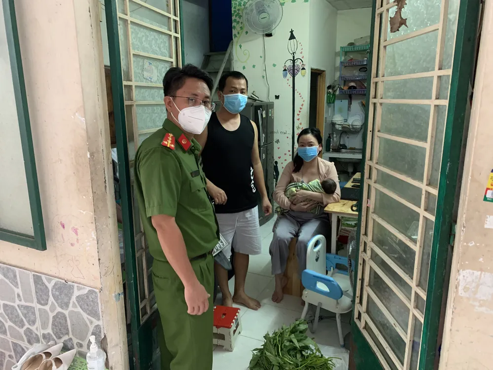 Hình ảnh đẹp của lực lượng Công an TPHCM giúp trẻ em, sản phụ… giữa mùa dịch Covid-19 ảnh 3