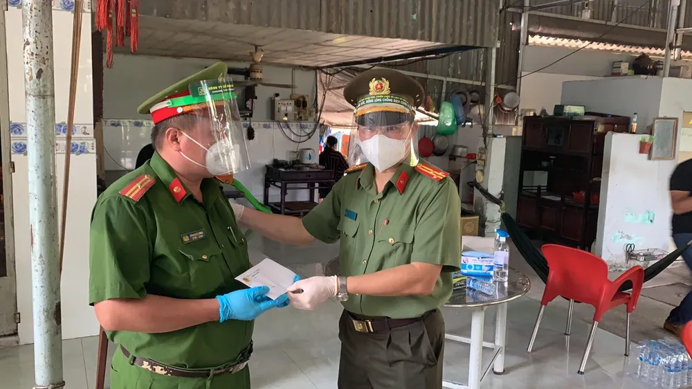 Công an TPHCM tặng quà cho người dân khó khăn do dịch Covid-19 ảnh 5