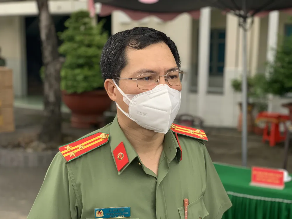 Công an TPHCM tặng quà cho người dân khó khăn do dịch Covid-19 ảnh 3