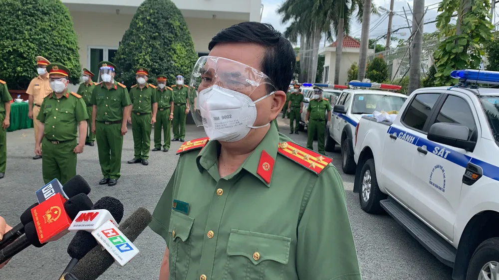 Công an TPHCM tặng quà cho người dân khó khăn do dịch Covid-19 ảnh 2