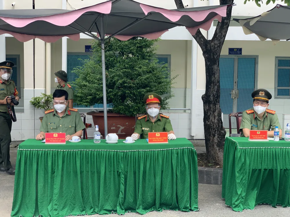 Công an TPHCM tặng quà cho người dân khó khăn do dịch Covid-19 ảnh 1