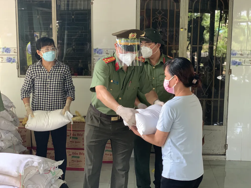 Công an TPHCM tặng quà cho người dân khó khăn do dịch Covid-19 ảnh 4