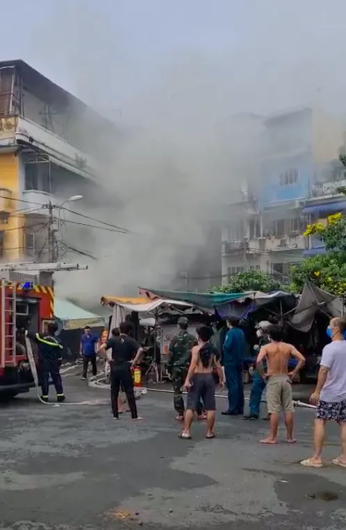 Cảnh sát PCCC giải cứu cụ bà vừa điều trị khỏi Covid-19 trong đám cháy ảnh 3