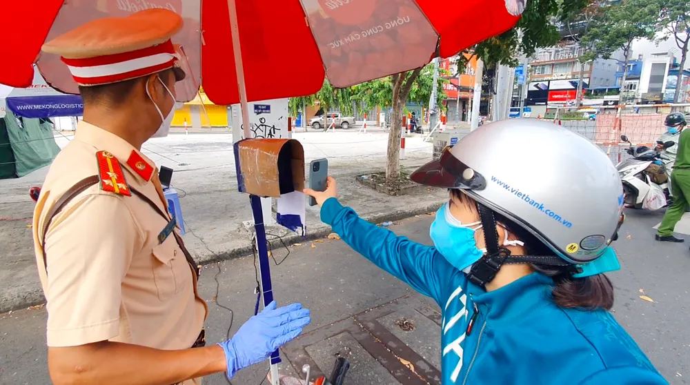 Dùng camera quét mã “di chuyển nội địa” tại chốt ở TPHCM sẽ phát hiện F0 ngay. Ảnh: CHÍ THẠCH 