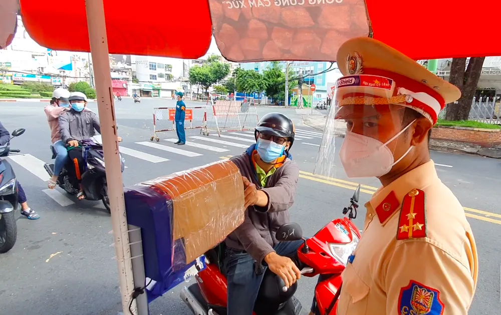 Dùng camera quét mã “di chuyển nội địa” tại chốt ở TPHCM thì sẽ phát hiện F0 ngay ảnh 1