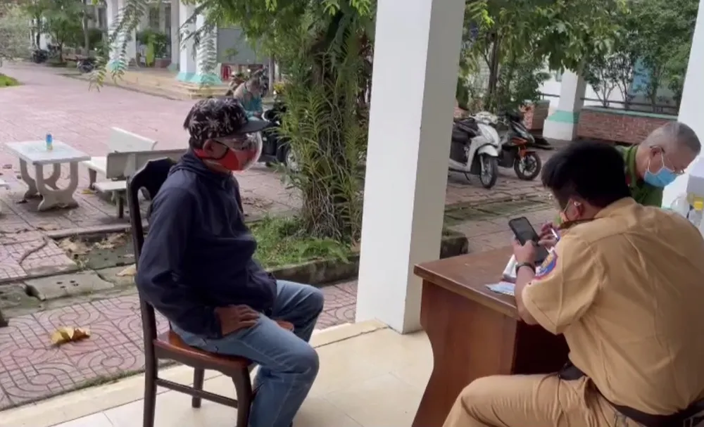 Tài xế dùng giấy tờ quân đội giả chở người từ Đồng Nai lên TPHCM tiêm vaccine ảnh 1