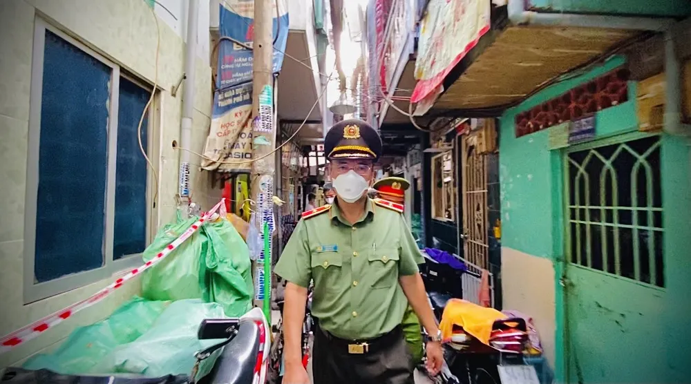 Công an TPHCM trao quà cho người khó khăn do dịch Covid-19 ở khu Mả Lạng ảnh 1