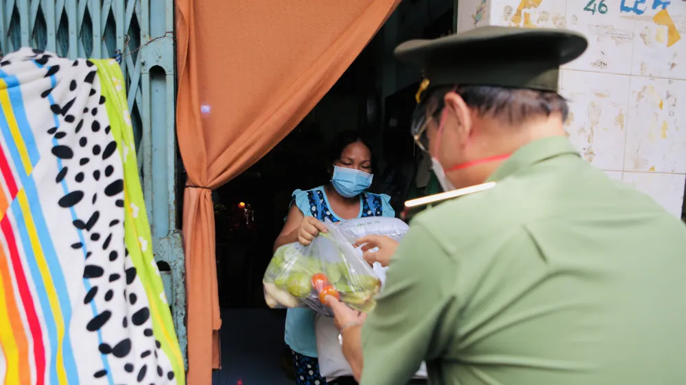 Công an TPHCM trao quà cho người khó khăn do dịch Covid-19 ở khu Mả Lạng ảnh 4