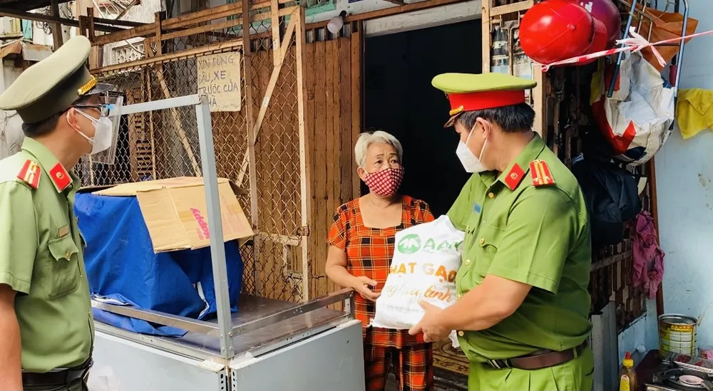 Công an TPHCM trao quà cho người khó khăn do dịch Covid-19 ở khu Mả Lạng ảnh 5