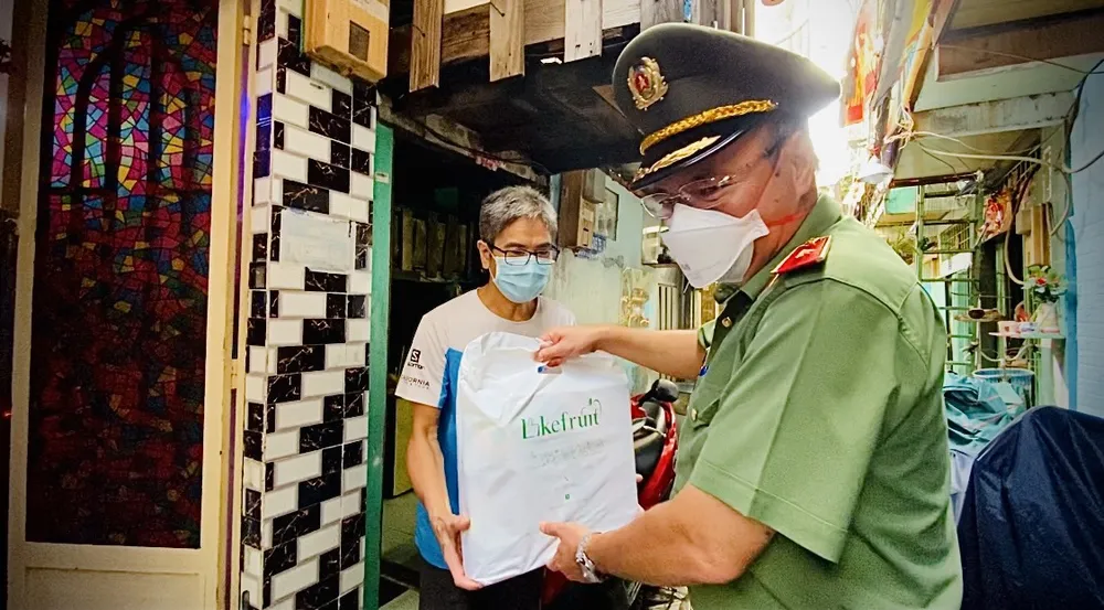 Công an TPHCM trao quà cho người khó khăn do dịch Covid-19 ở khu Mả Lạng ảnh 3