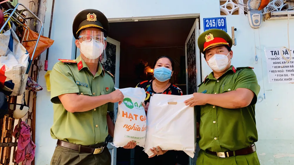 Công an TPHCM trao quà cho người khó khăn do dịch Covid-19 ở khu Mả Lạng ảnh 6