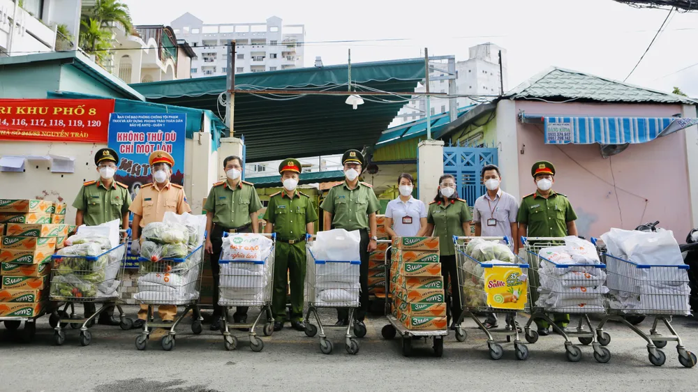 Công an TPHCM trao quà cho người khó khăn do dịch Covid-19 ở khu Mả Lạng ảnh 2