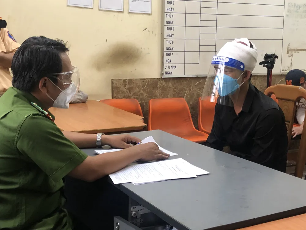 Công an lấy lời khai đối tượng Hoàng. Ảnh: Công an cung cấp