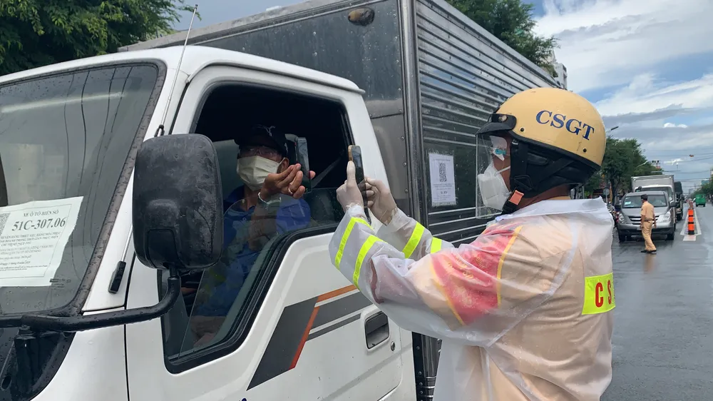 Tặng bằng khen cho 22 cán bộ chiến sĩ Công an TPHCM có thành tích xuất sắc chống dịch ảnh 4